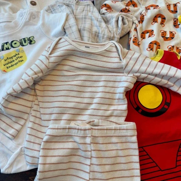 18 Baby Clothes Lot 0-3 Months Bodysuits Sleepers Onesies Neutral Patterns Mix - Picture 6 of 7